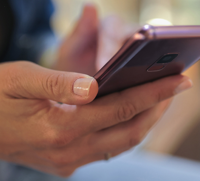 Android mobiltelefon i hånden